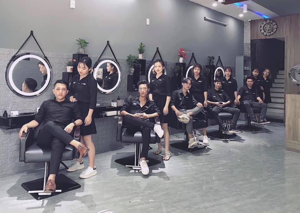 Hair Salon Toàn Tony đào tạo học viên tạo mẫu tóc
